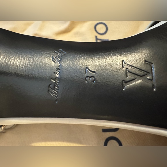 Louis Vuitton Shoes | Louis Vuitton
Calfskin Call Back Heels White Size 37 - Picture 11 of 11